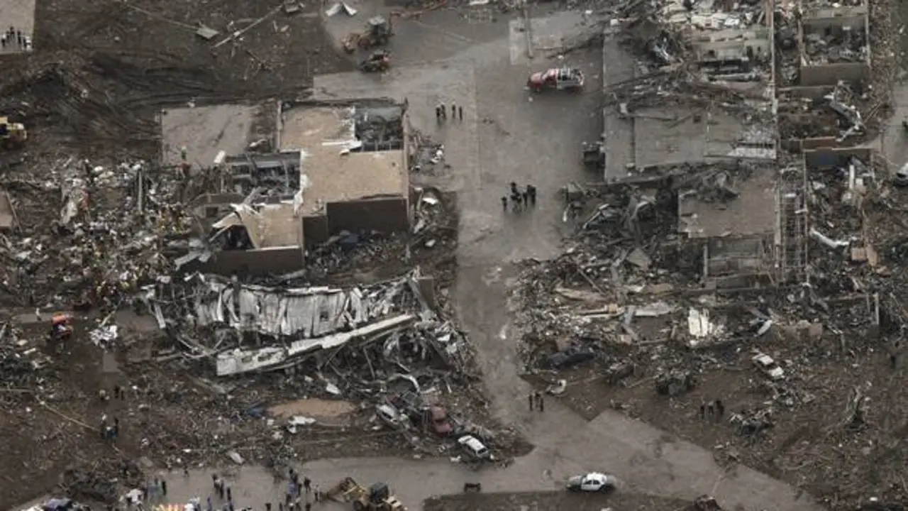 Vista a&eacute;rea de los da&ntilde;os despu&eacute;s del tornado que azot&oacute; Moore, en Oklahoma / Steve Gooch, The Oklahoman.