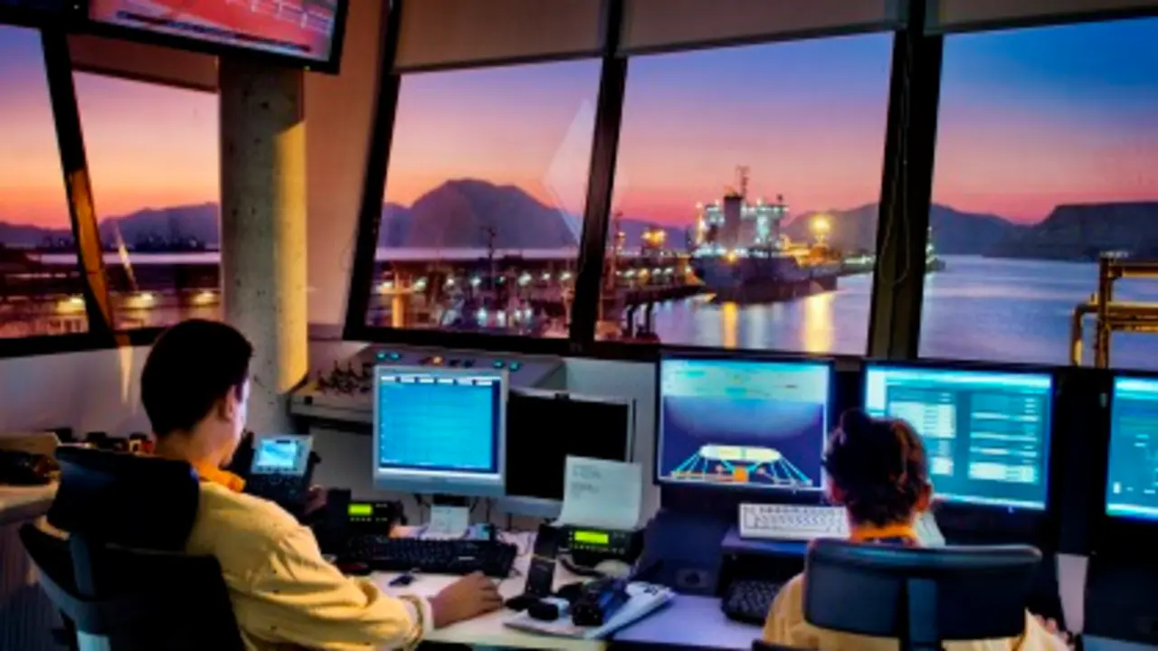 Cuarto de control del terminal mar&iacute;timo de Repsol en Cartagena.