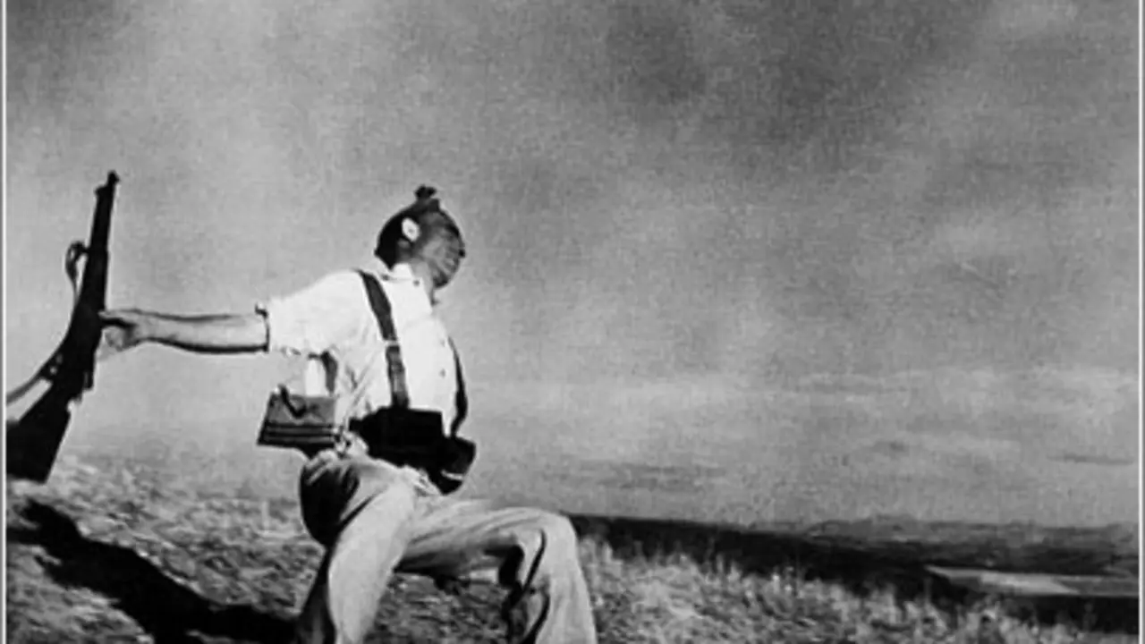 Muerte de un miliciano es una de las fotograf&iacute;as m&aacute;s conocidas de la Guerra Civil espa&ntilde;ola y fue tomada por Robert Capa el 5 de septiembre de 1936.