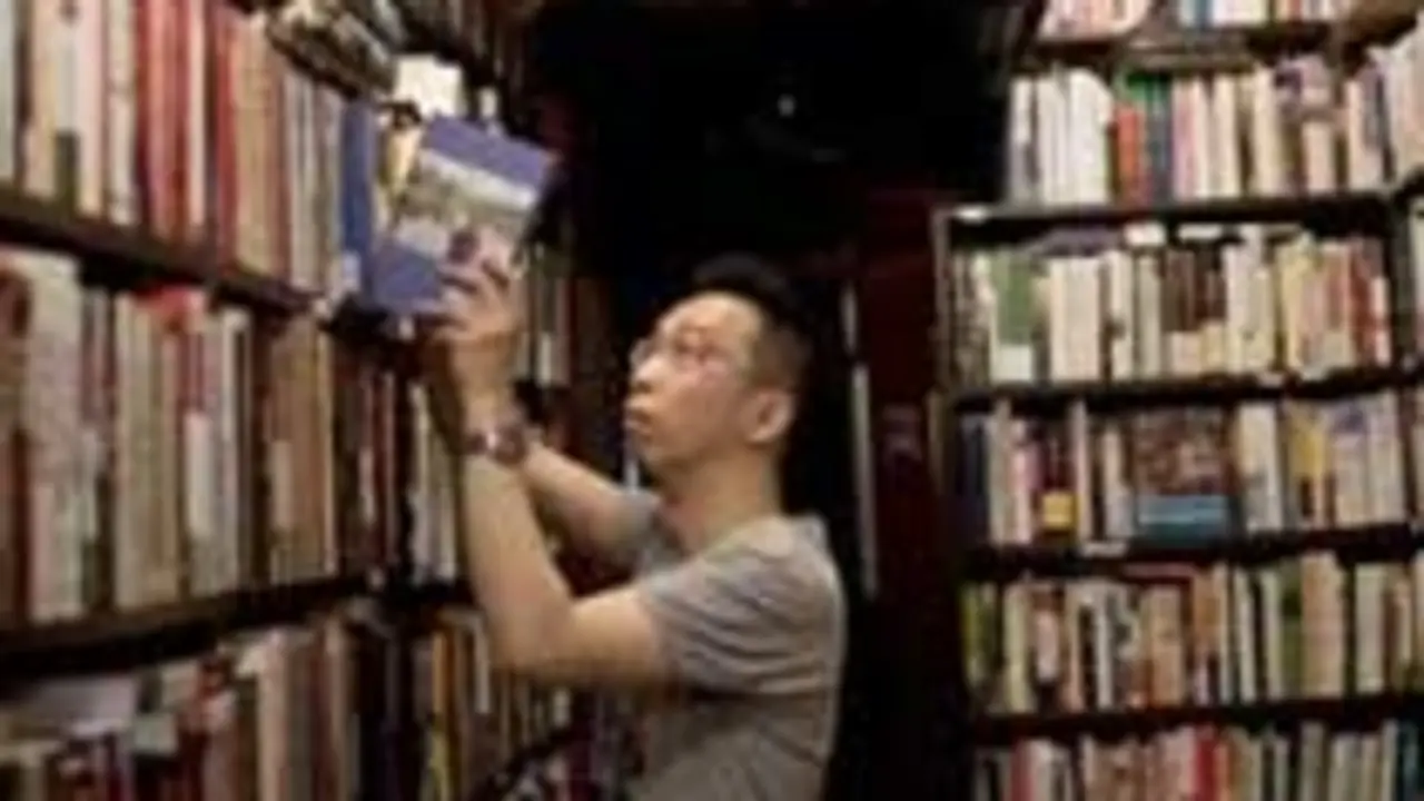 Paul Tang, propietario de la librer&iacute;a People's Recreation Community de Hong Kong. Fuente: The New York Times.