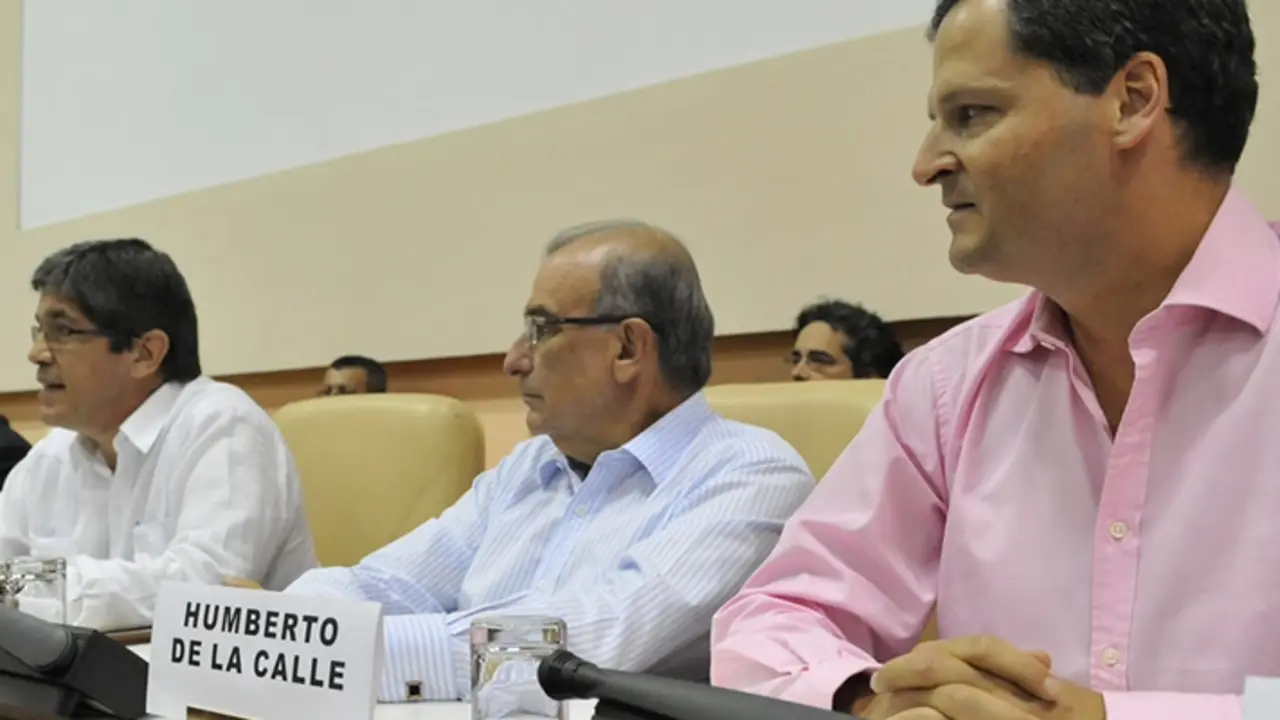 El jefe del Equipo Negociador, Humberto de la Calle, y el Alto Comisionado para la Paz, Sergio Jaramillo, durante la lectura este domingo del comunica