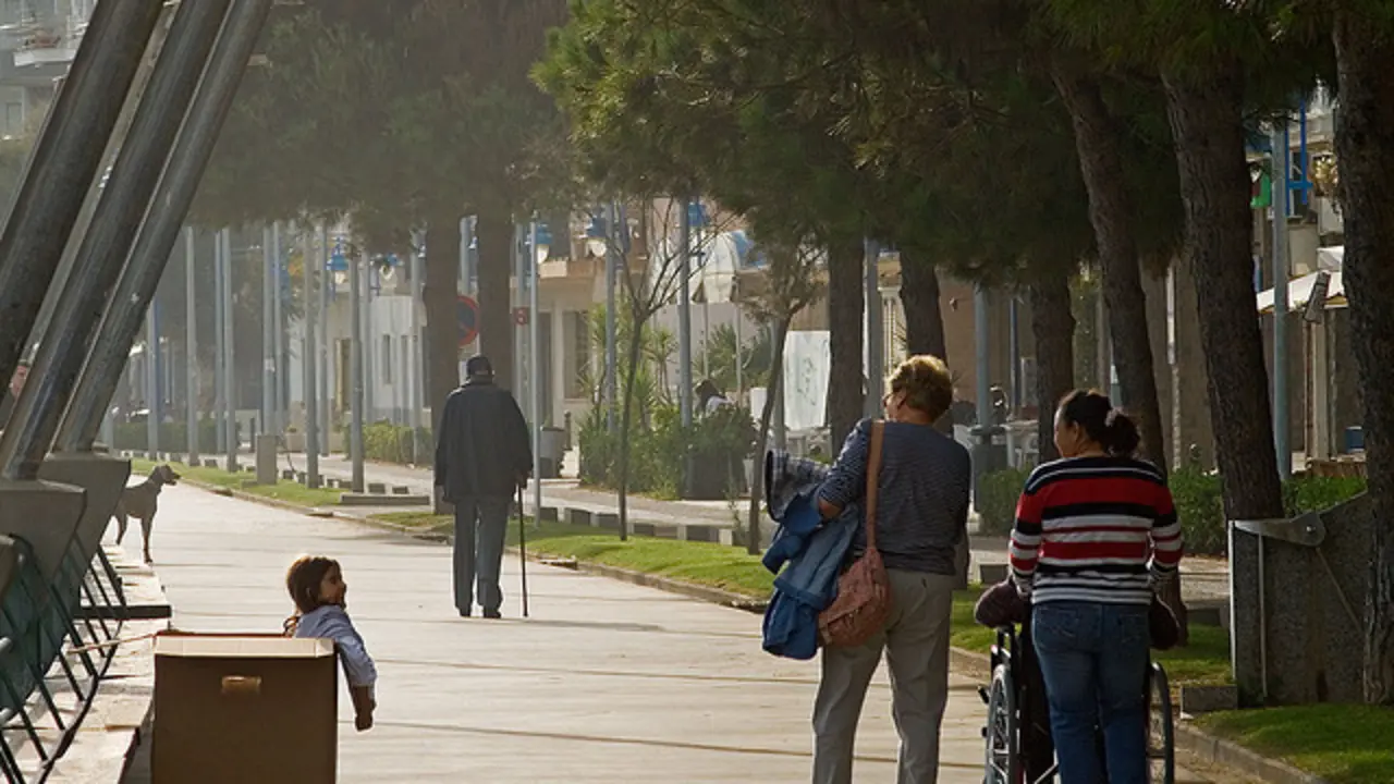 Personas de distintas edades en un paseo.