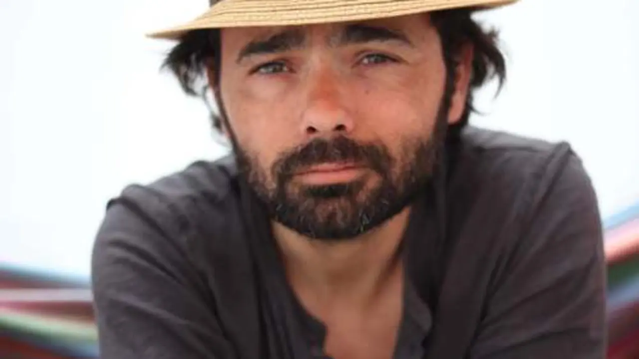 Sergio Villanueva, autor de Tr&aacute;nsitos y denominaciones.