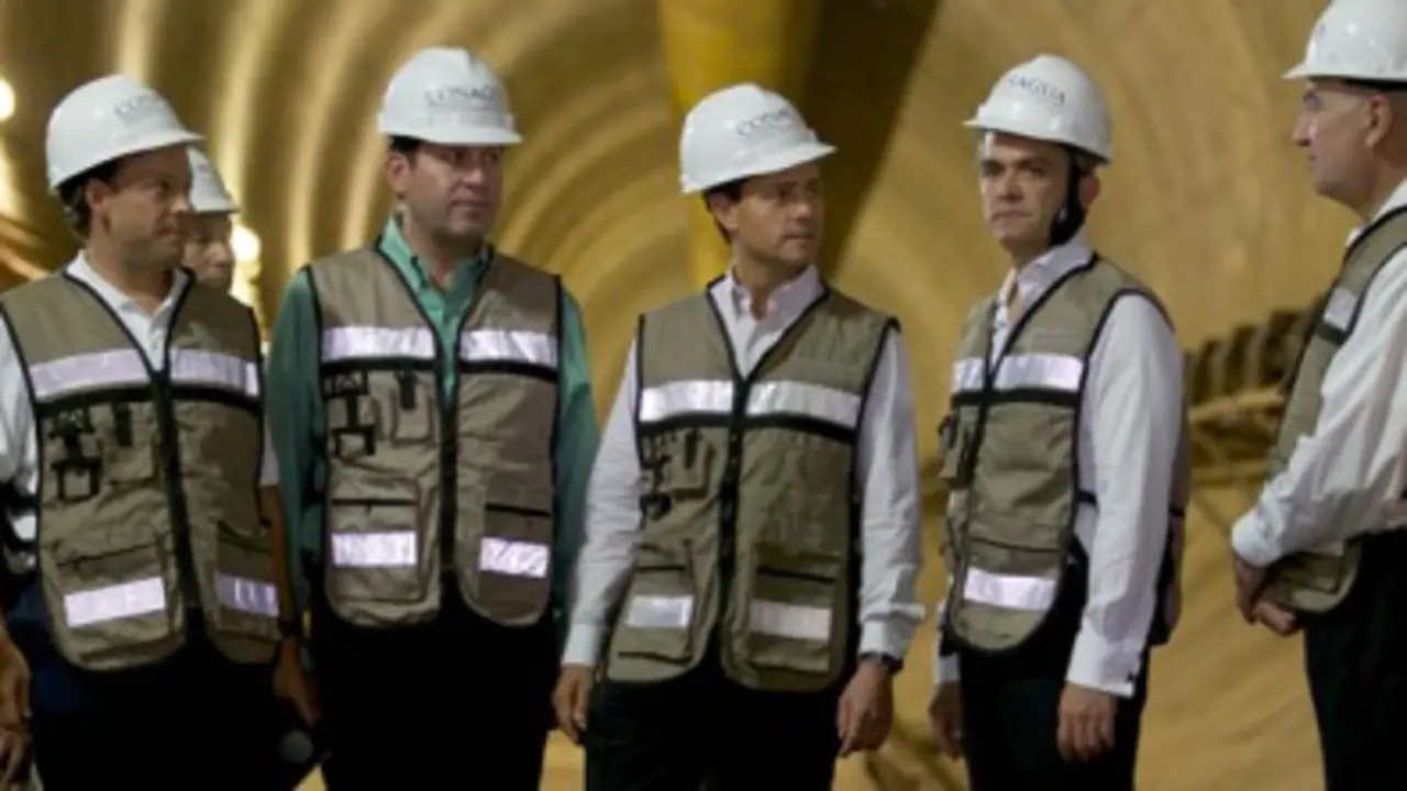 El presidente de M&eacute;xico, en las obras de un nuevo t&uacute;nel emisor.