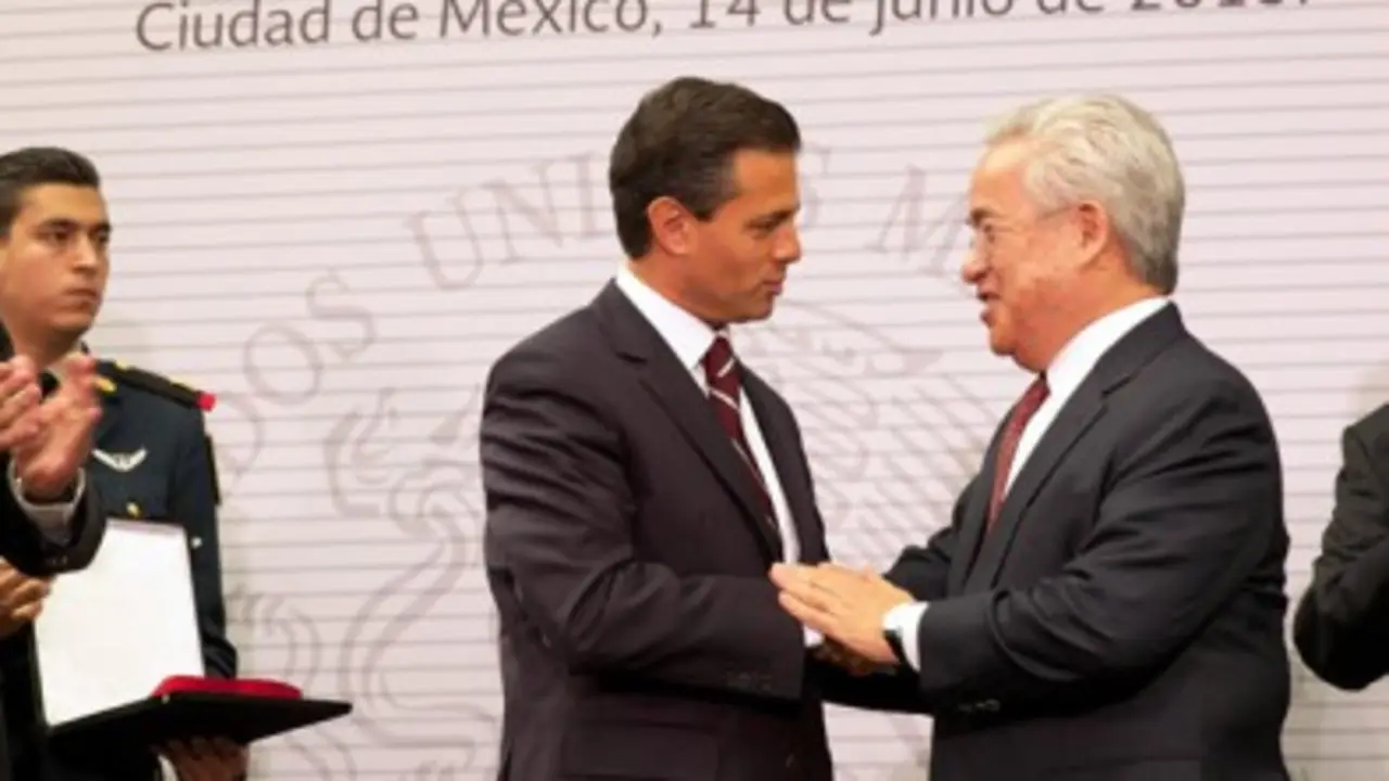 El presidente de M&eacute;xico, con los Premios Nacionales de Ingenier&iacute;a y Arquitectura 2013.
