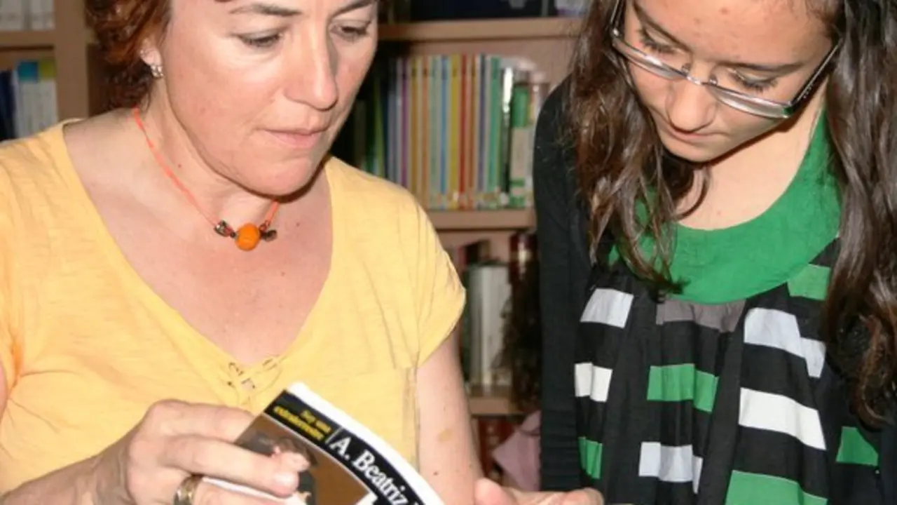 A.Beatriz Perez con una de sus publicaciones.