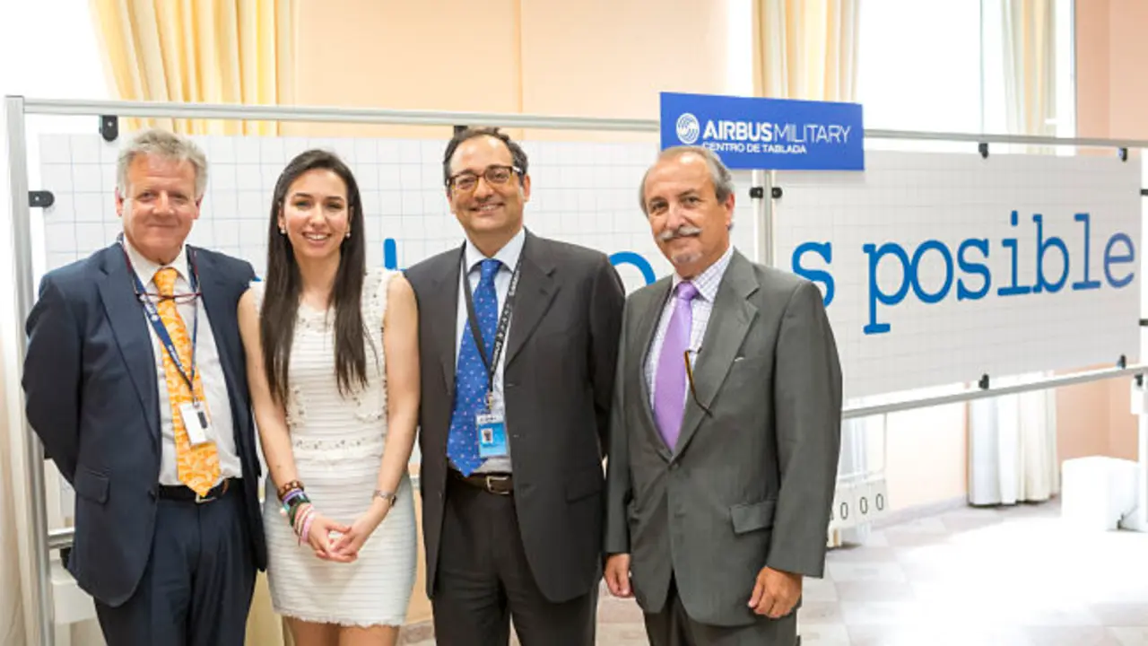 Mar&iacute;a Graciani con Fernando Sarmiento, director de RR HH de La Factor&iacute;a de Tablada que Airbus Military tiene en Sevilla (a su izquierda) y otros dir