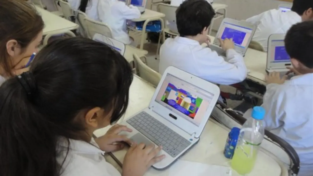 Escolares argentinos en un aula digital.