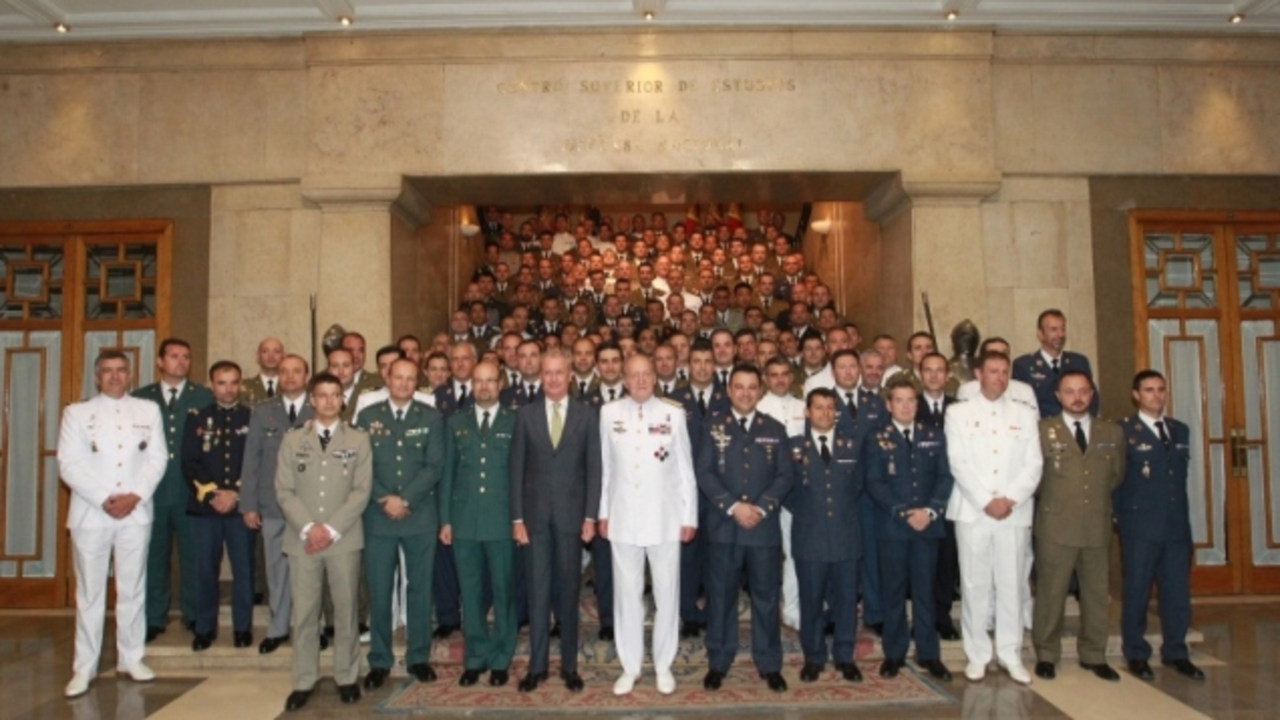 E Rey de Espa&ntilde;a, con los alumnos graduados en el XIV Curso de Estado Mayor de las Fuerzas Armadas &copy; Casa de S.M. el Rey / Borja Fot&oacute;grafos.