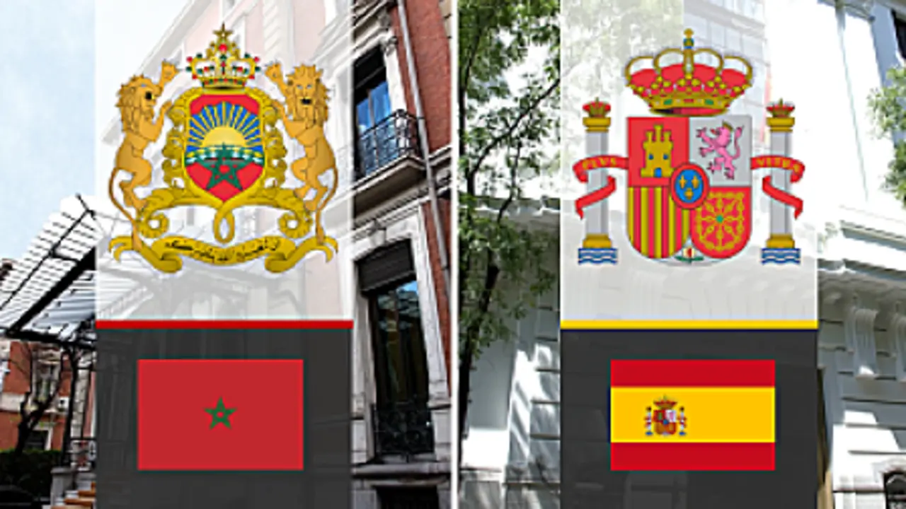 Escudos y banderas de Marruecos y Espa&ntilde;a.