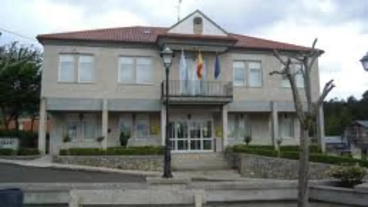 Casa Consistorial de Avi&oacute;n, en Ourense.