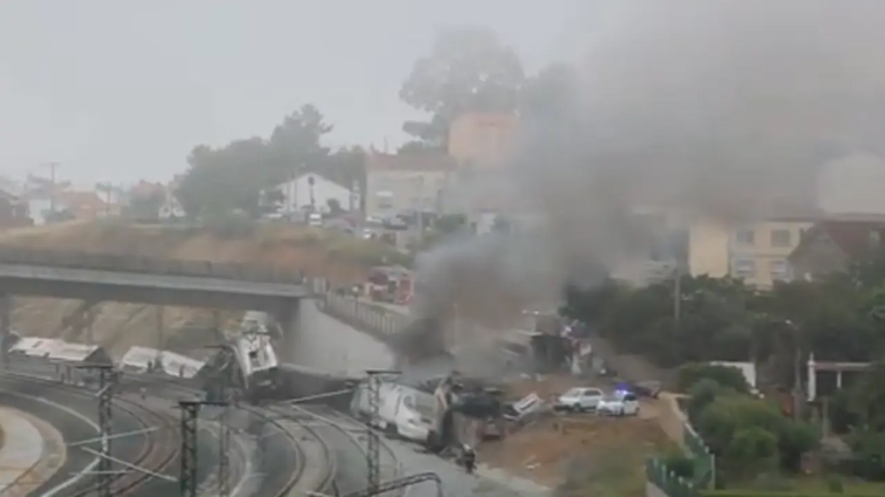 Primeros momentos tras el descarrilamiento del tren en Santiago.