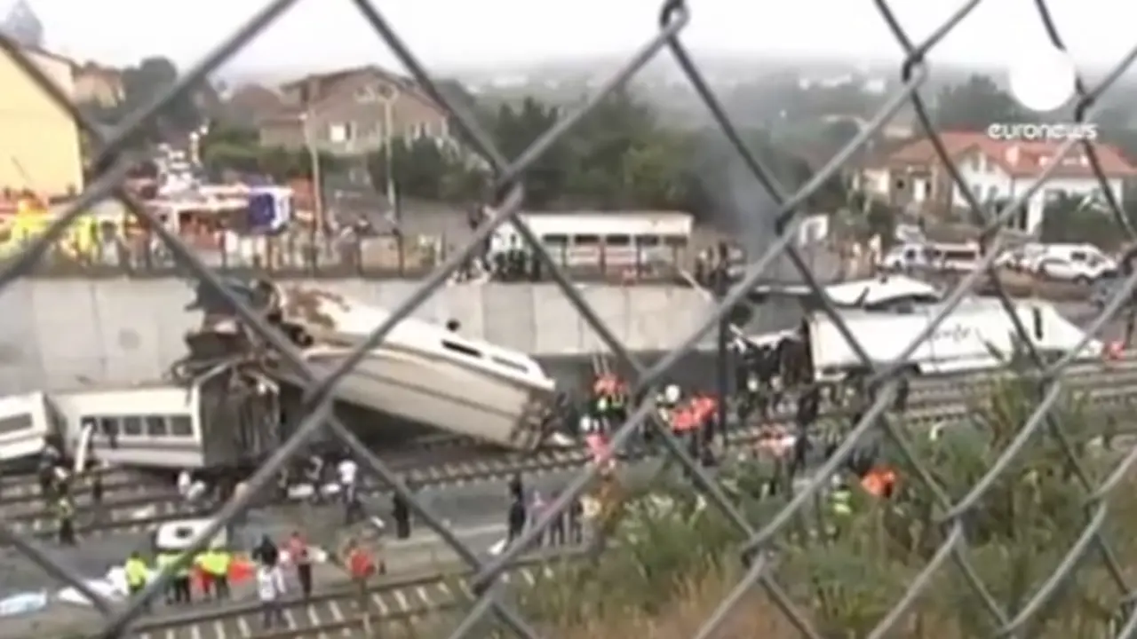 Primeros momentos tras el descarrilamiento del tren en Santiago.