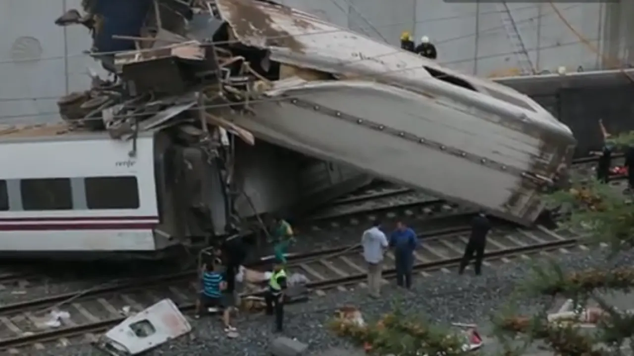 Primeros momentos tras el descarrilamiento del tren en Santiago.