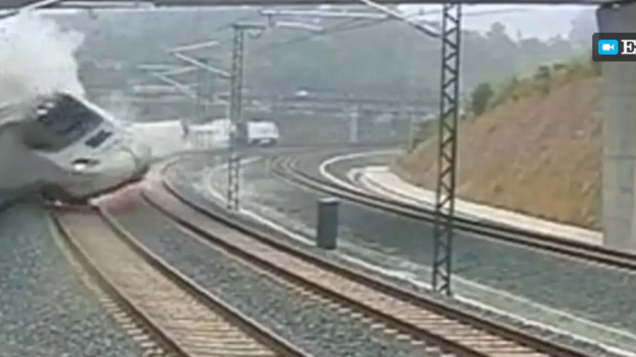 Imagen de YouTube captada por El Pa&iacute;s TV en el momento en que descarrila el tren de Santiago.