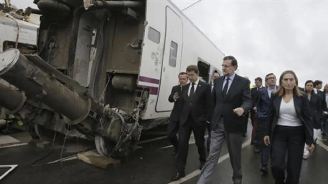 Mariano Rajoy visita la zona de la tragedia ferroviaria en Santiago.