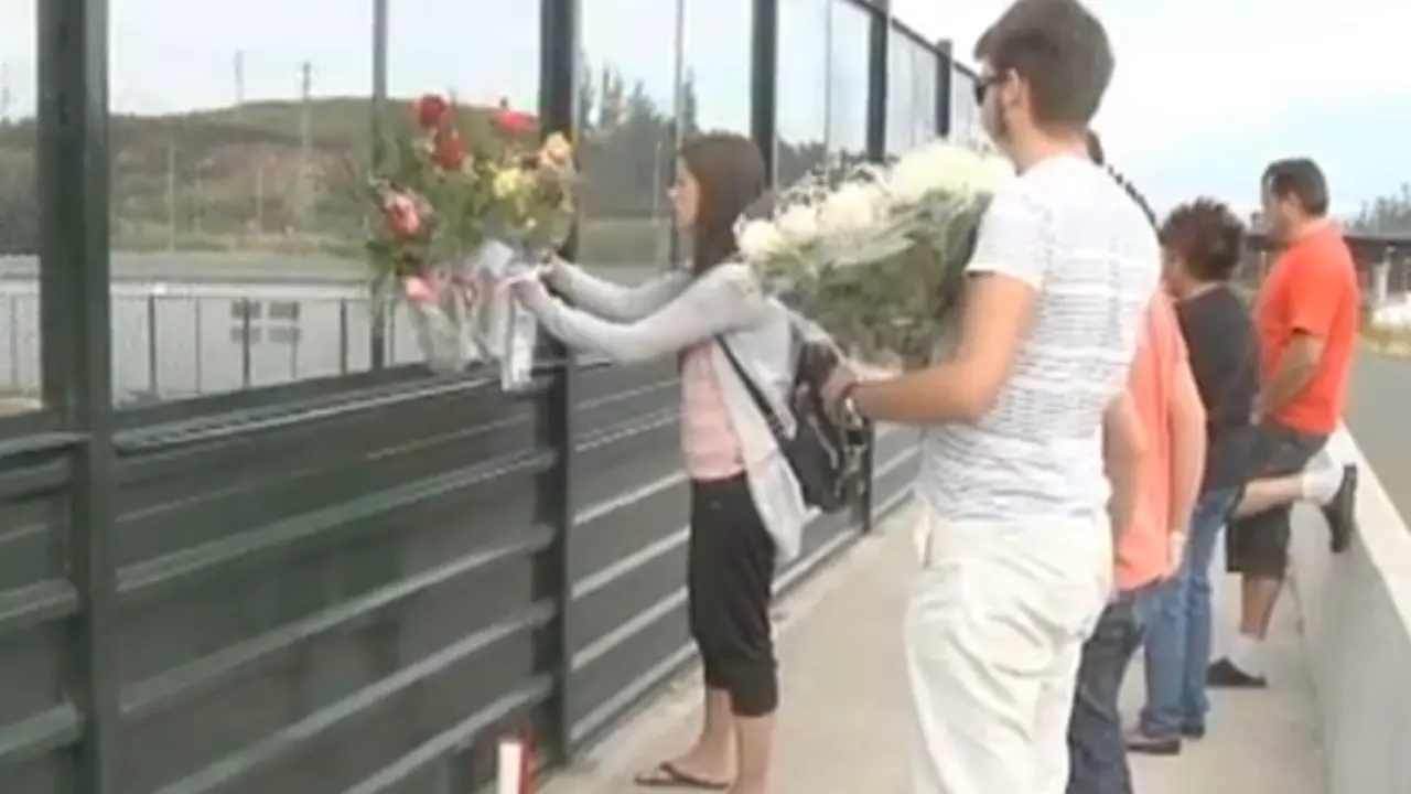 Flores en recuerdo de las v&iacute;ctimas de la tragedia de Santiago.