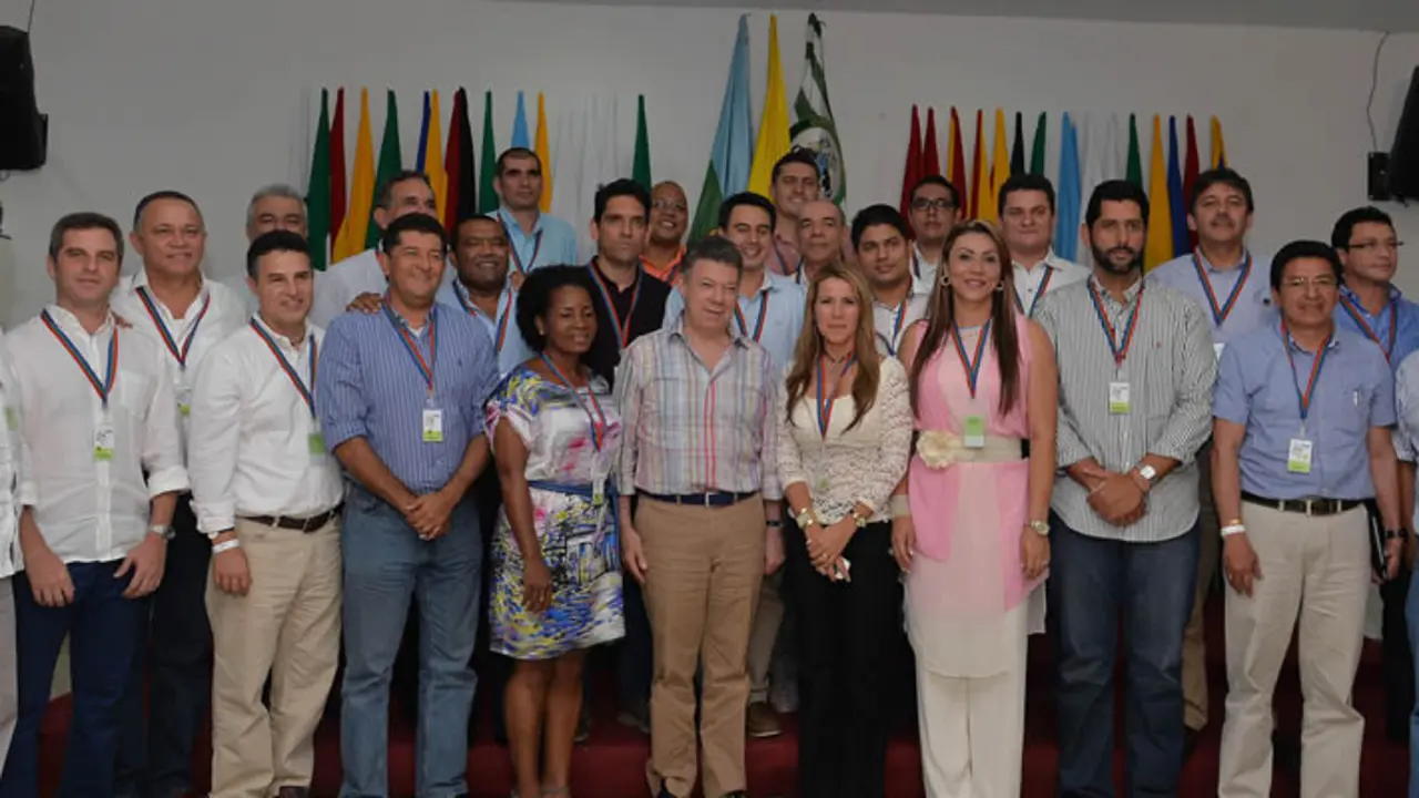 Foto de familia de la VI Cumbre de Alcaldes de Ciudades Capitales de Colombia.