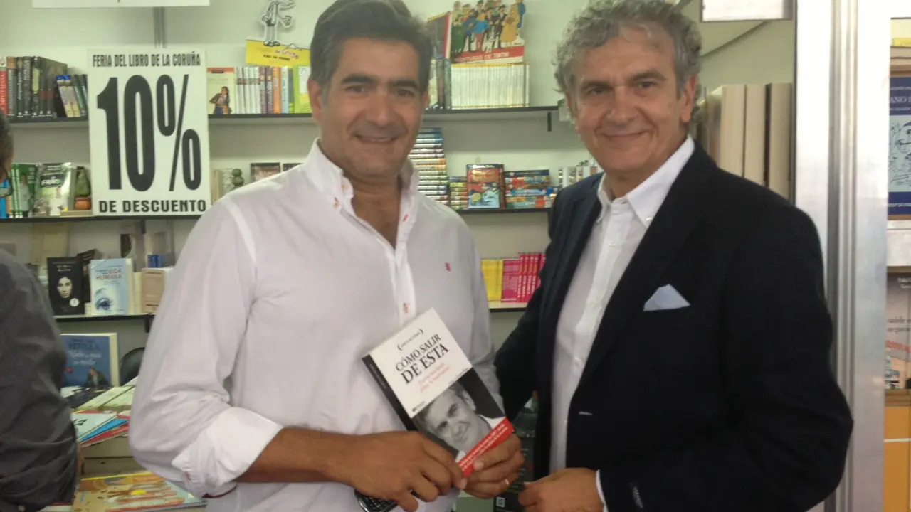 Jos&eacute; Luis G&oacute;mez, en la firma de ejemplares del libro C&oacute;mo salir de esta, en la Feria del Libro de A Coru&ntilde;a.