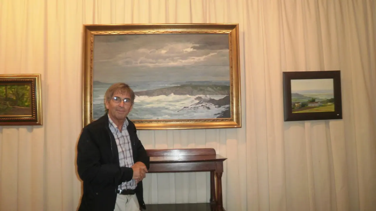 Marcial Ortiz posa ante una de sus obras.