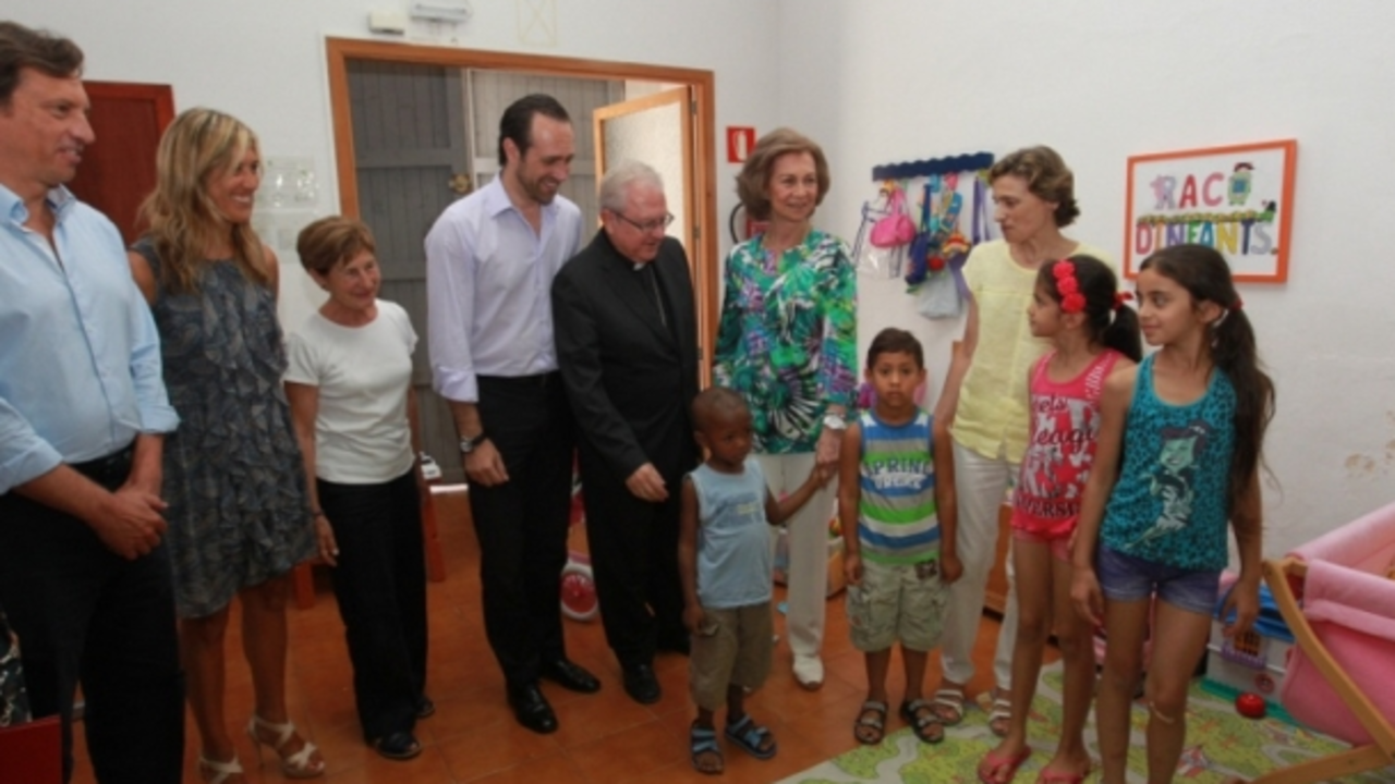 La Reina de Espa&ntilde;a, sola en Marivent, despliega su agenda social.
