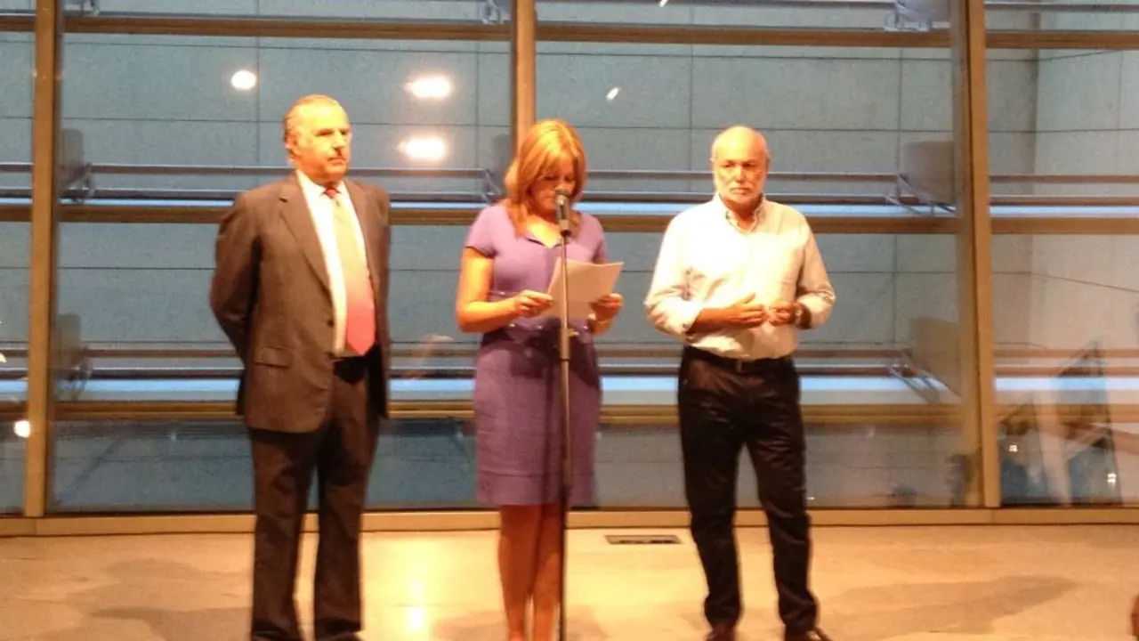 Xurxo Lobato, a la derecha, en la inauguraci&oacute;n de su muestra en A Coru&ntilde;a / X. L. Mah&iacute;a