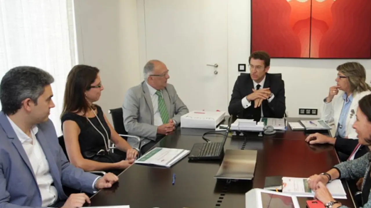Feij&oacute;o departe con el ex presidente Laxe y con otros expertos que le presentaron un informe para mejorar la capacidad forestal en Galicia.