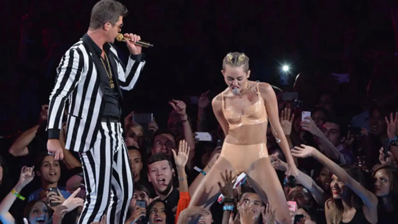 Un momento del provocador baile de Miley Cyrus en la gala de la MTV.