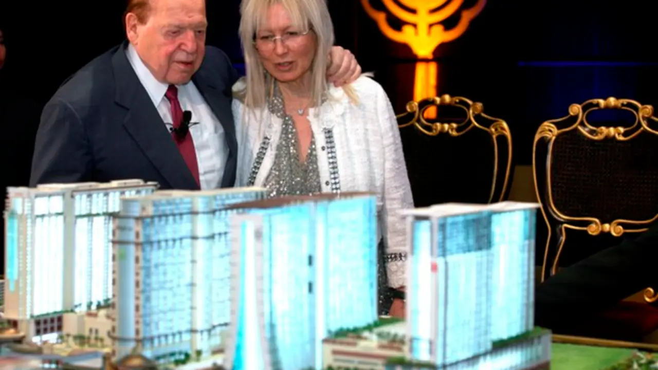 El empresario que promueve Eurovegas en Madrid, acompa&ntilde;ado de su mujer.