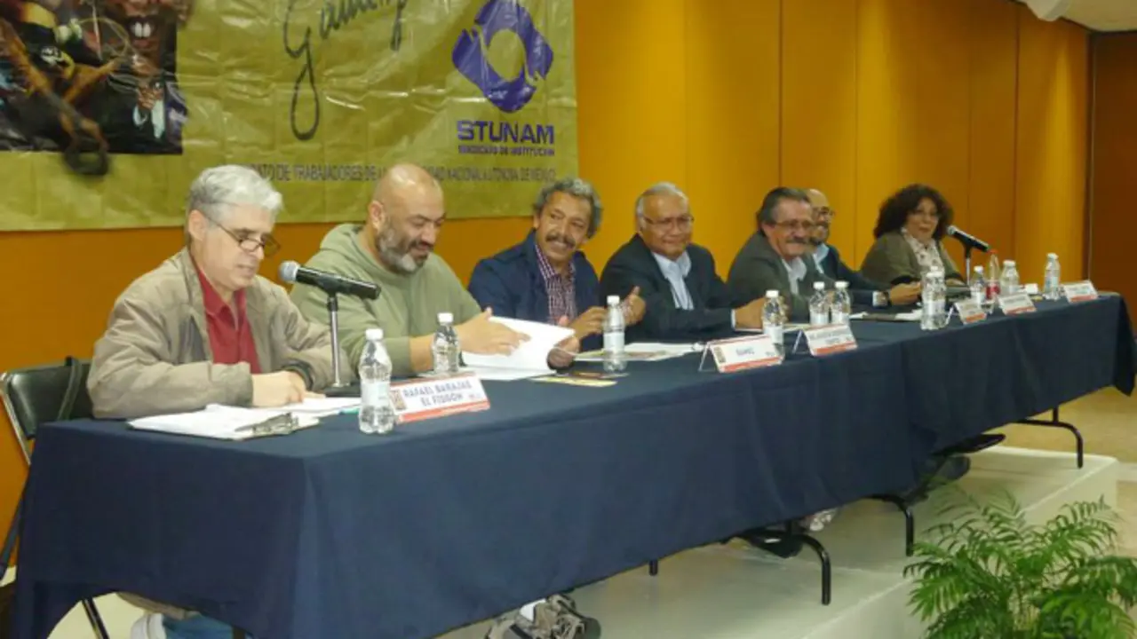 Presentaci&oacute;n del libro Lejos de la l&iacute;nea, del dibujante mexicano Armando G&aacute;mez (tercero de izquierda a derecha)
