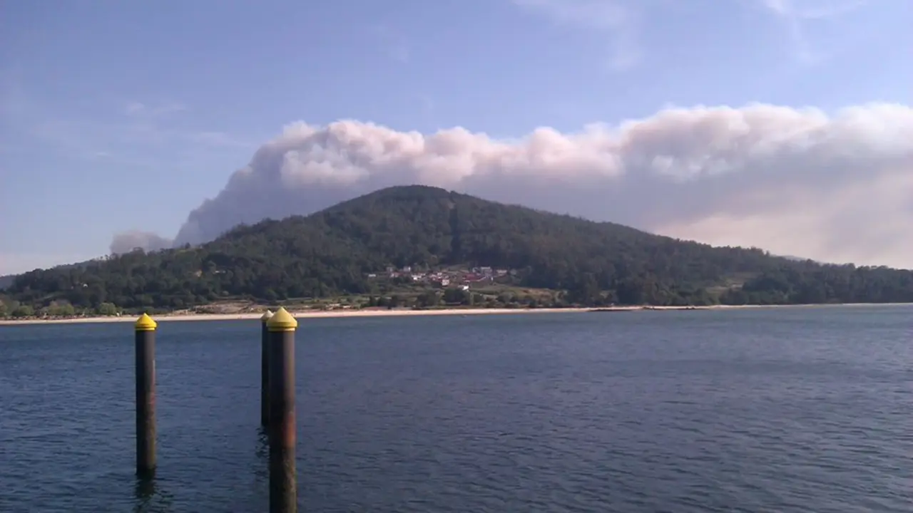 Incendio en la zona de Boiro desde la la r&iacute;a de Noia a finales de agosto.