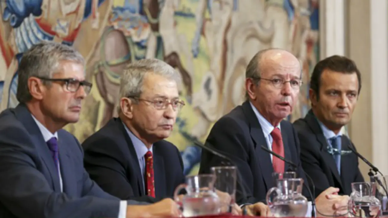El equipo m&eacute;dico y el jefe de la Casa del Rey, el segundo por la derecha.
