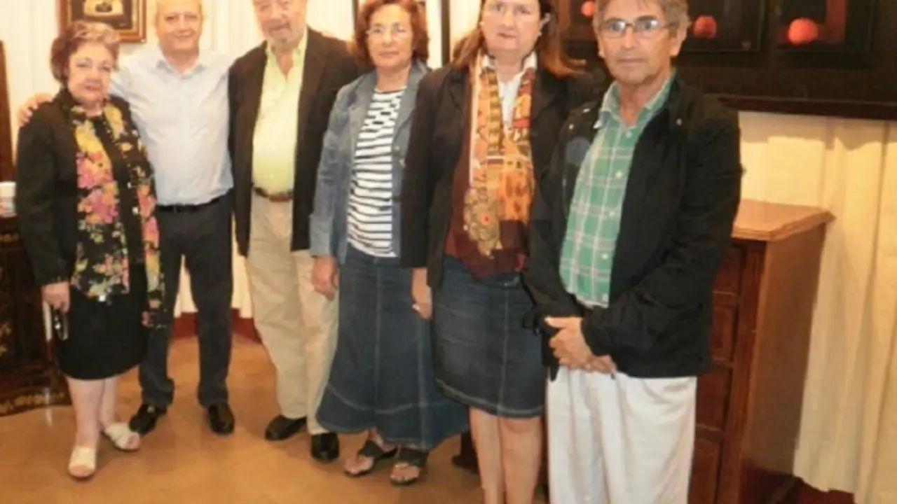 Jos&eacute; Luis Caeiro rodeado de parte de la Directiva de la Asociaci&oacute;n de Artistas