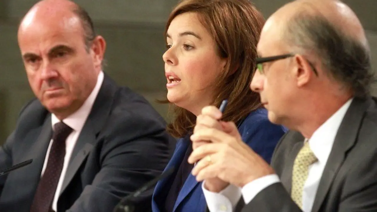 Luis de Guindos, Soraya S&aacute;enz de Santamar&iacute;a y Crist&oacute;bal Montoro.