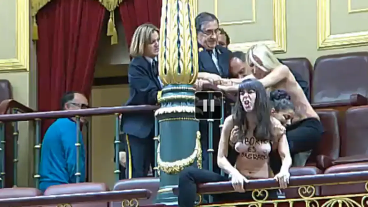 Activistas de Femen en el Congreso de los Diputados.