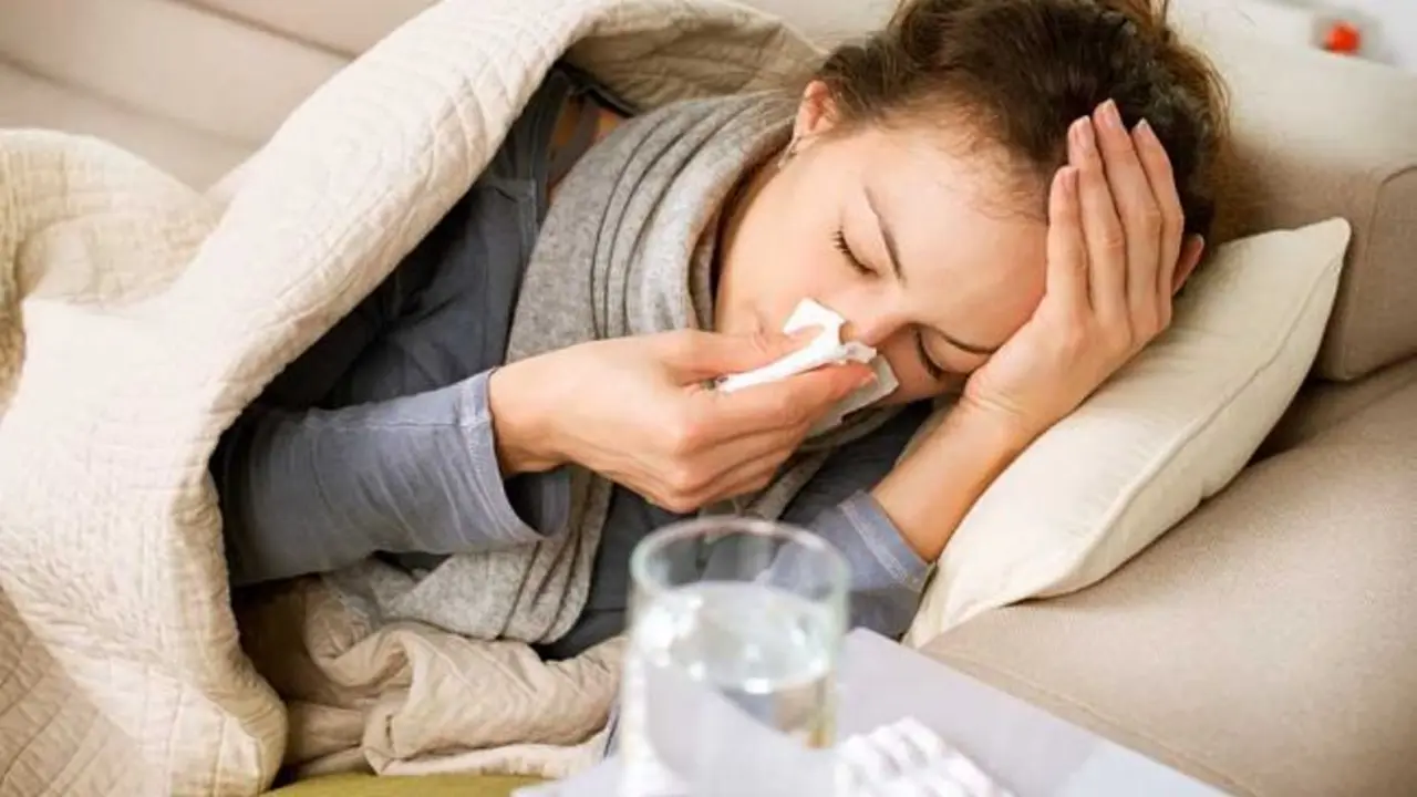 Mujer con gripe. / RR SS.