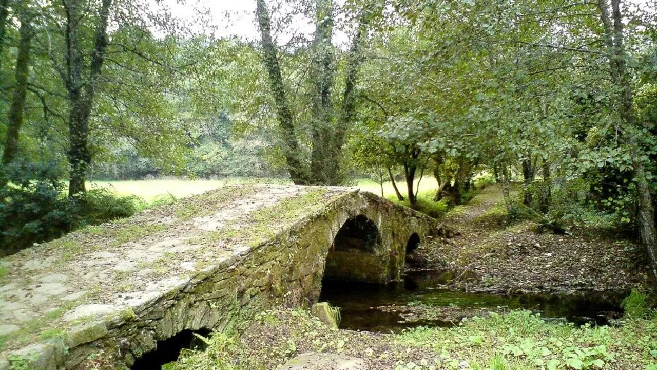 La conocida como Ponte dos Tres Ollos sobre el r&iacute;o Sarela en Santiago de Compostela. / Mundiario