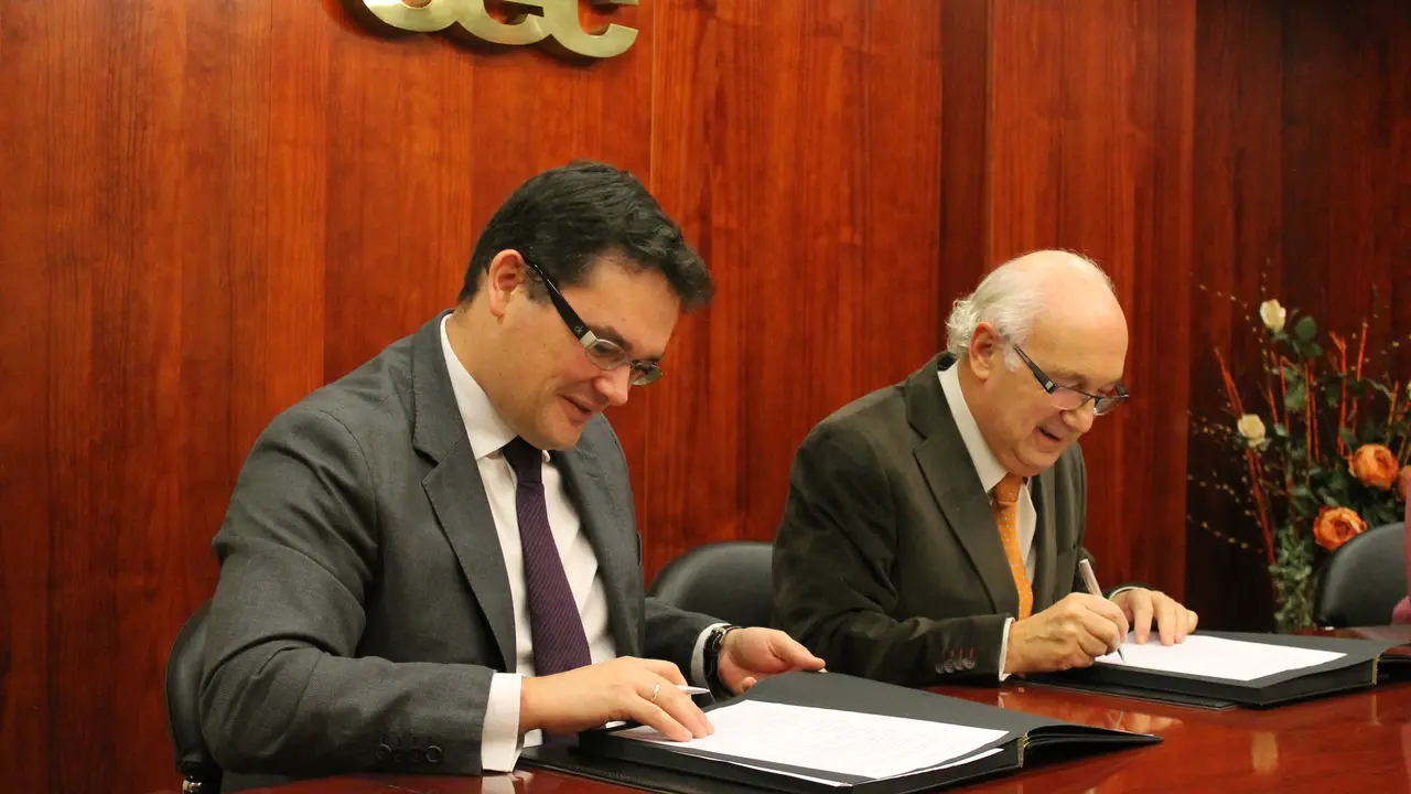 Firma del convenio entre el presidente de la CEC, Antonio Fontenla Ramil (derecha), y el director de la escuela de negocios ubicada en Oleiros, Jos&eacute; Luis Cabarcos. / Mundiario