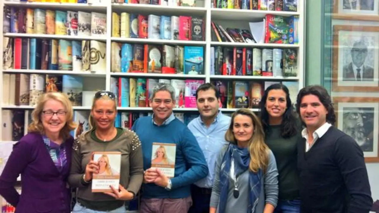 Bel&eacute;n Esteban y Boris Izaguirre con el equipo editorial de Espasa