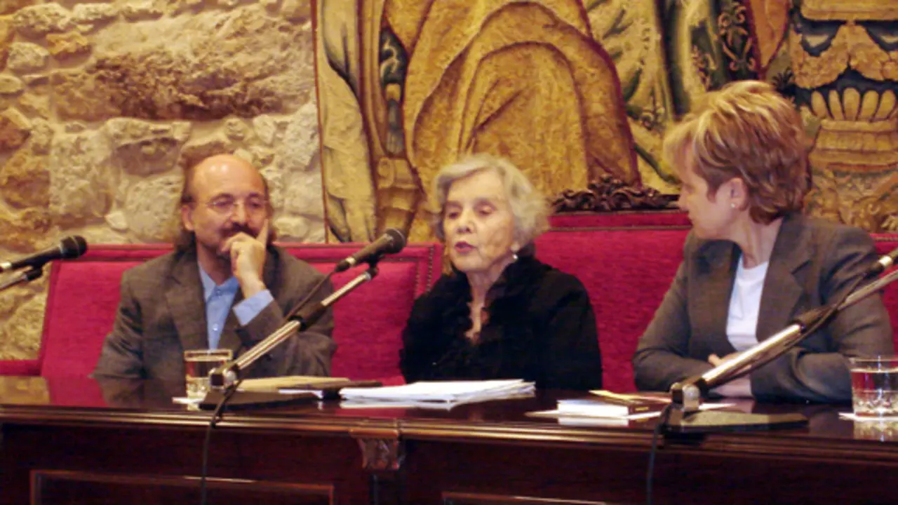 Elena Poniatowska interviene ante un numeroso p&uacute;blico en la Real Academia Galega - 8 de mayo de 2009