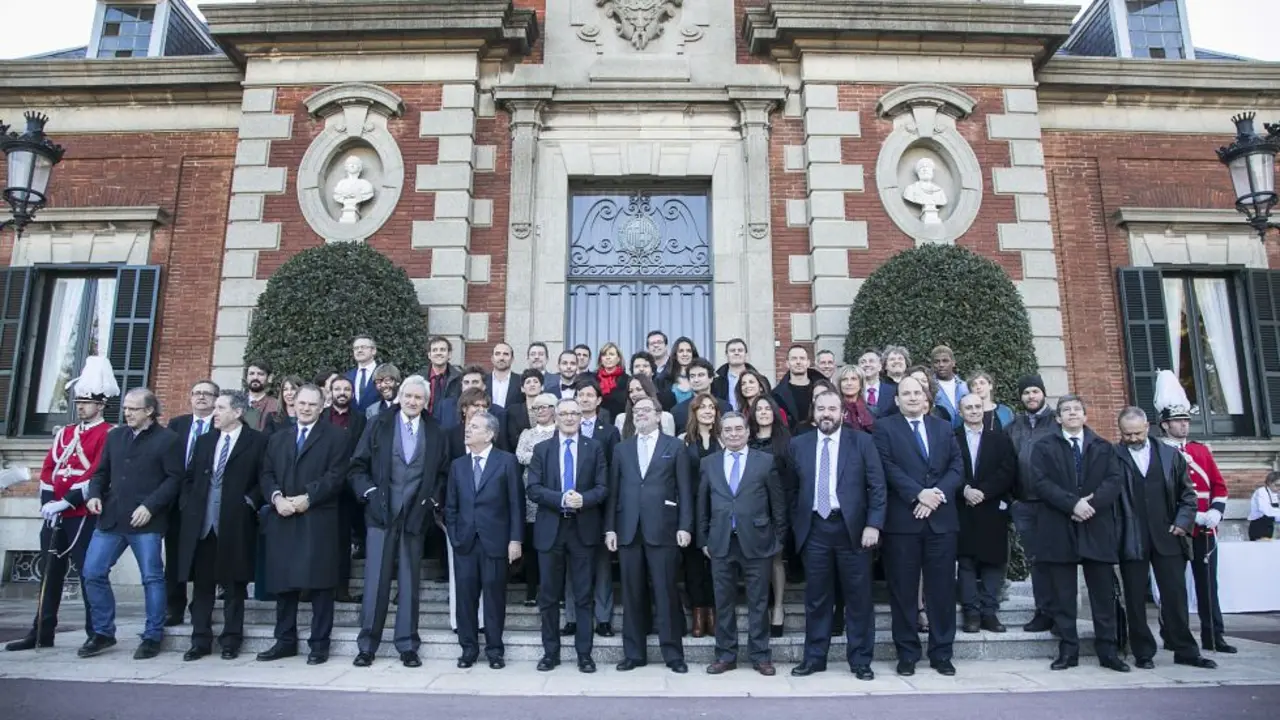 La foto de familia de los premios Ondas 2013 en Barcelona. / Massimiliano Minocri, en El Pa&iacute;s