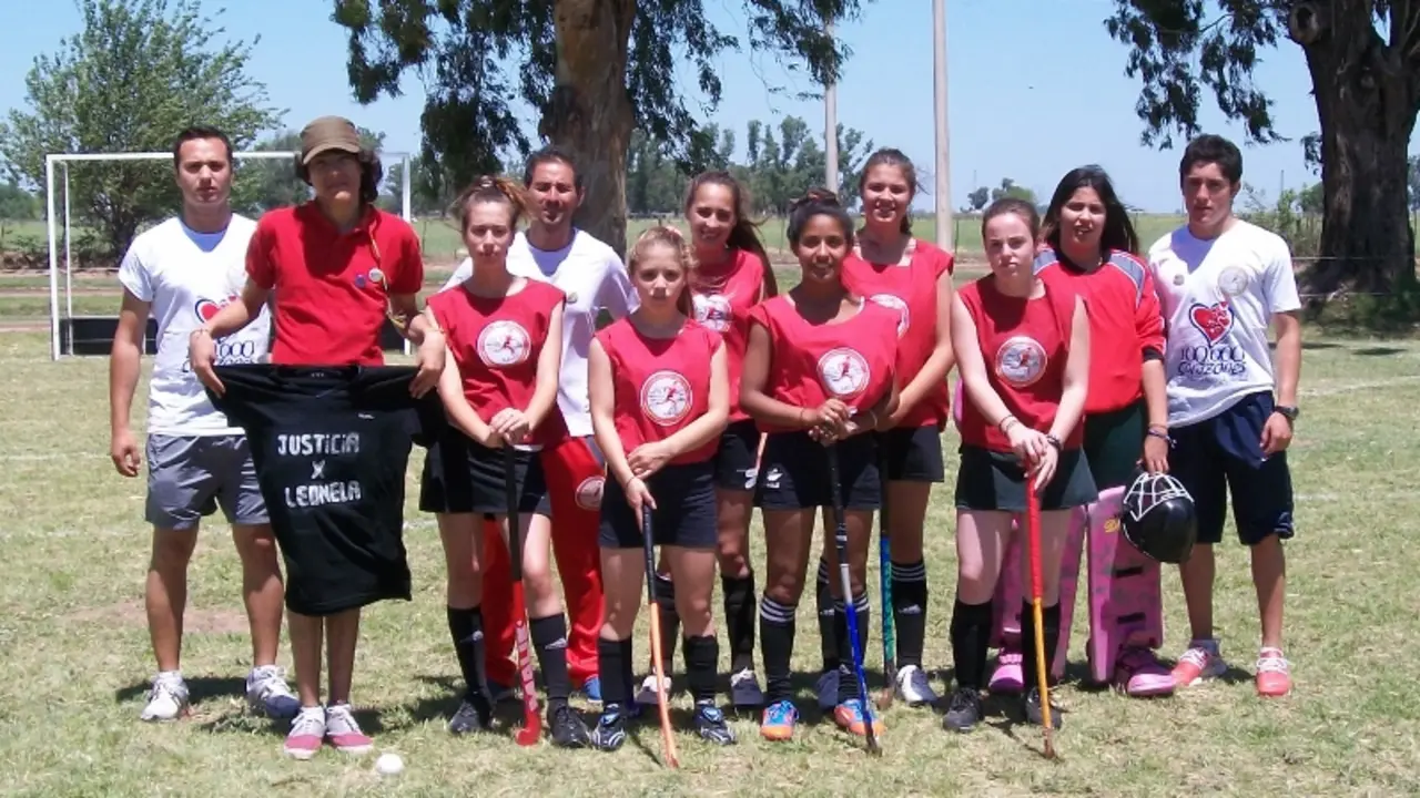 integrantes de la 6ta divisi&oacute;n junto a su entrenador y colaboradores de la jornada deportiva