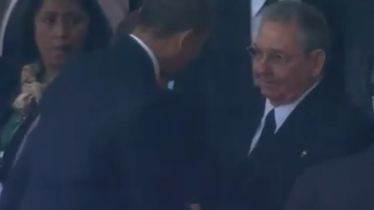 Barack Obama saluda a Ra&uacute;l Castro. / TV