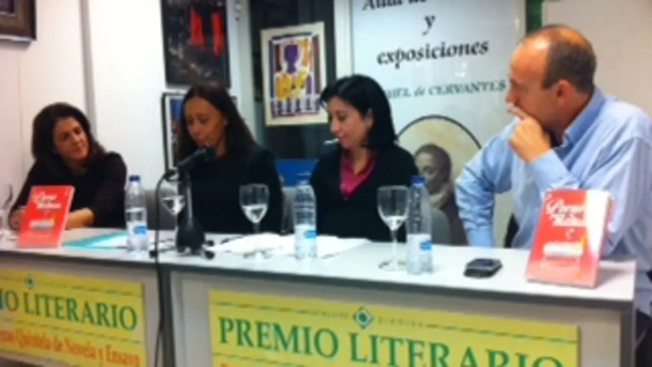 Jos&eacute; Mar&iacute;a Besteiro, en la presentaci&oacute;n de Porno para mam&aacute;s, con sus autoras.