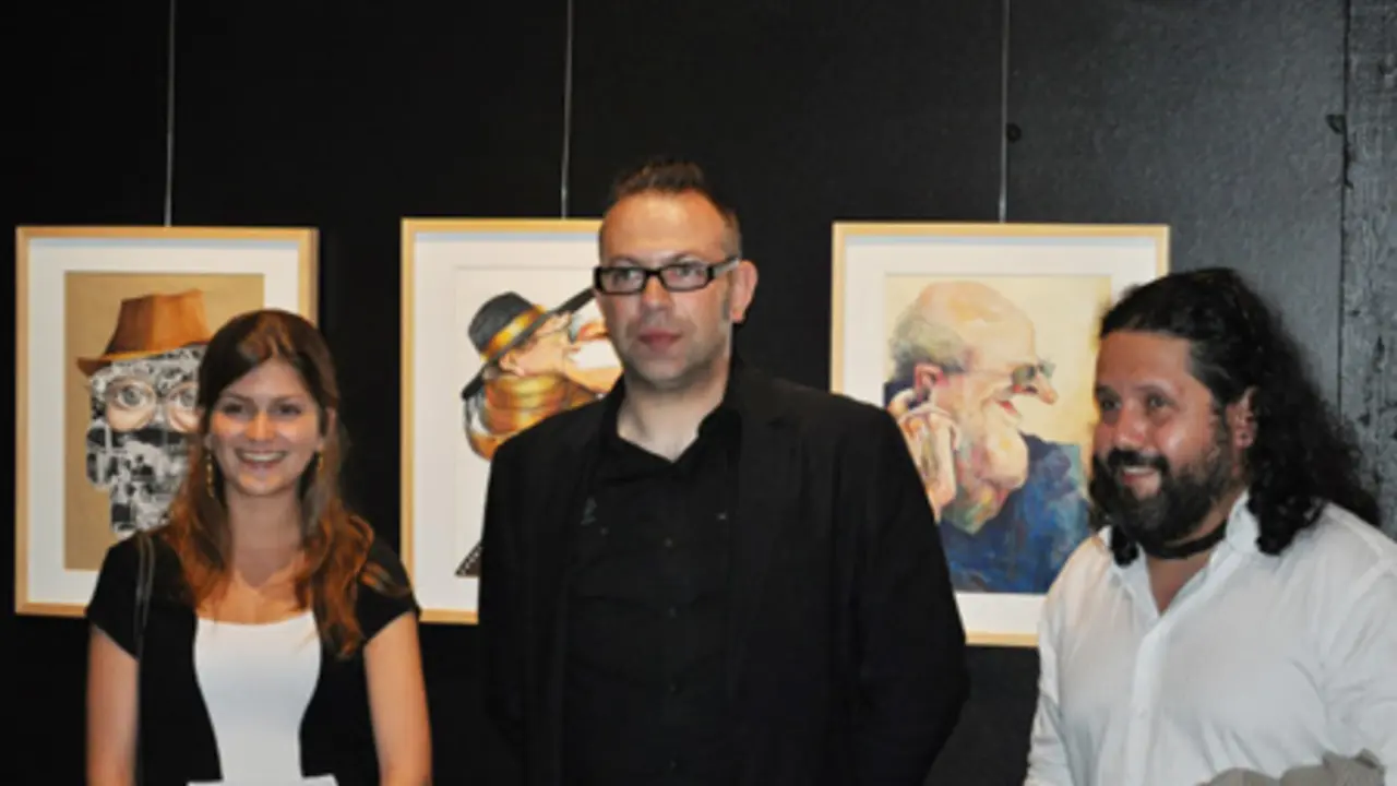 Catarina Marnoto, Antonio Santos e Iv&aacute;n Prado, ante sus dibujos premiados dedicados al cineasta Manoel de Oliveira
