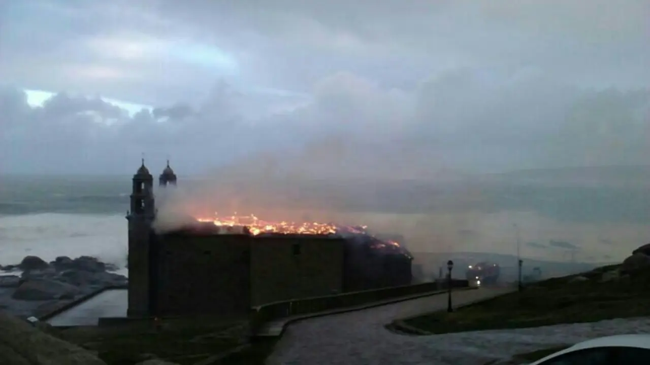 El incendio en el Santuario de A Virxe da Barca, en Mux&iacute;a. / B.V.