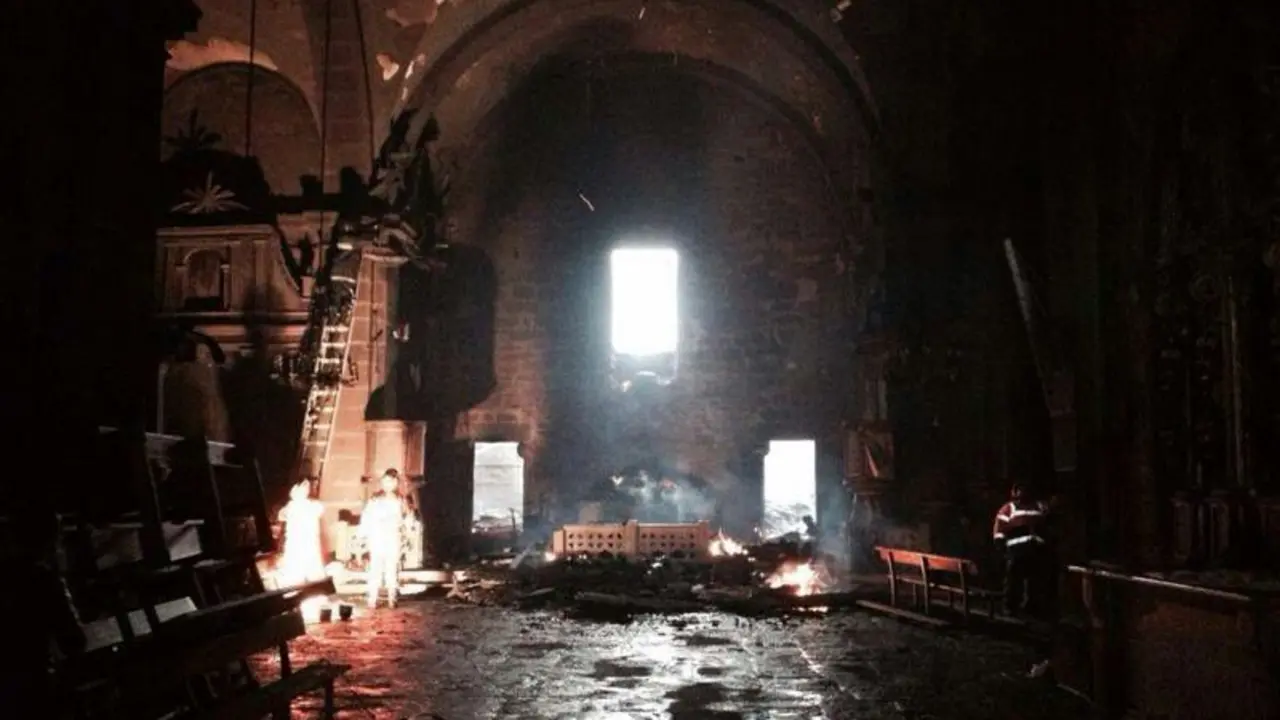As&iacute; qued&oacute; el interior del santuario de A Virxe da Barca. / B.V.