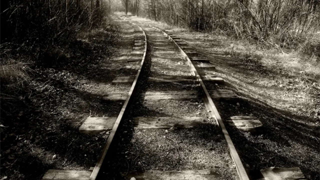 Una v&iacute;a de tren.