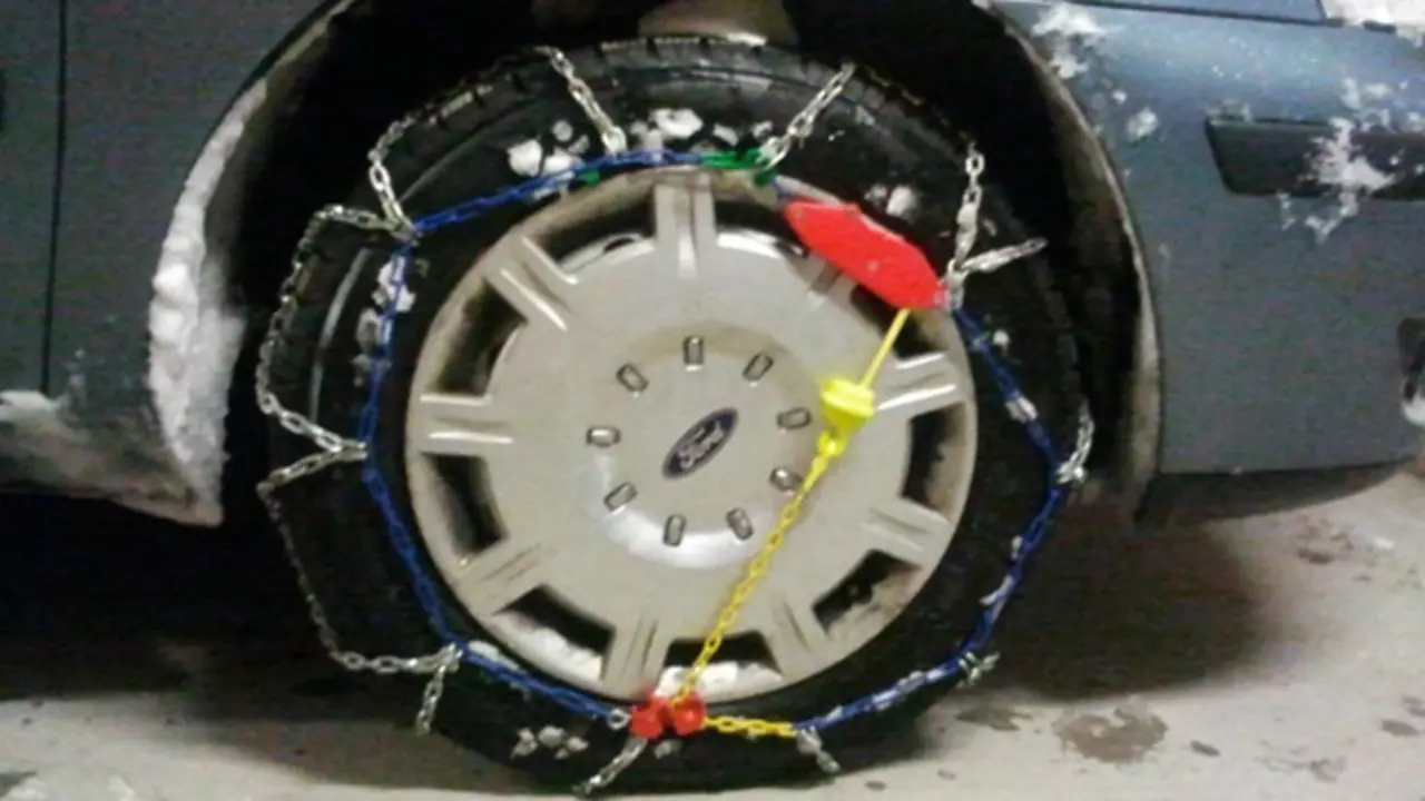 Cadenas montadas en una rueda delantera. / sabescomohacerlo.com