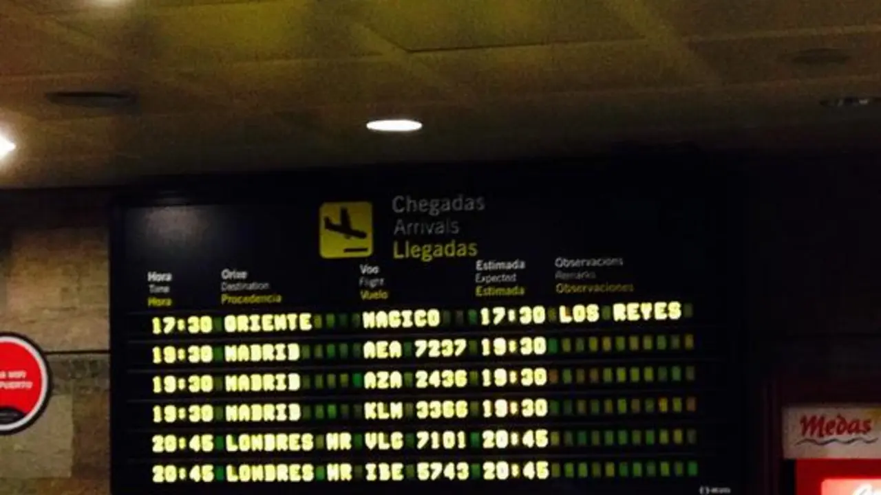 Panel de llegadas en el aeropuerto de Alvedro. / Twitter
